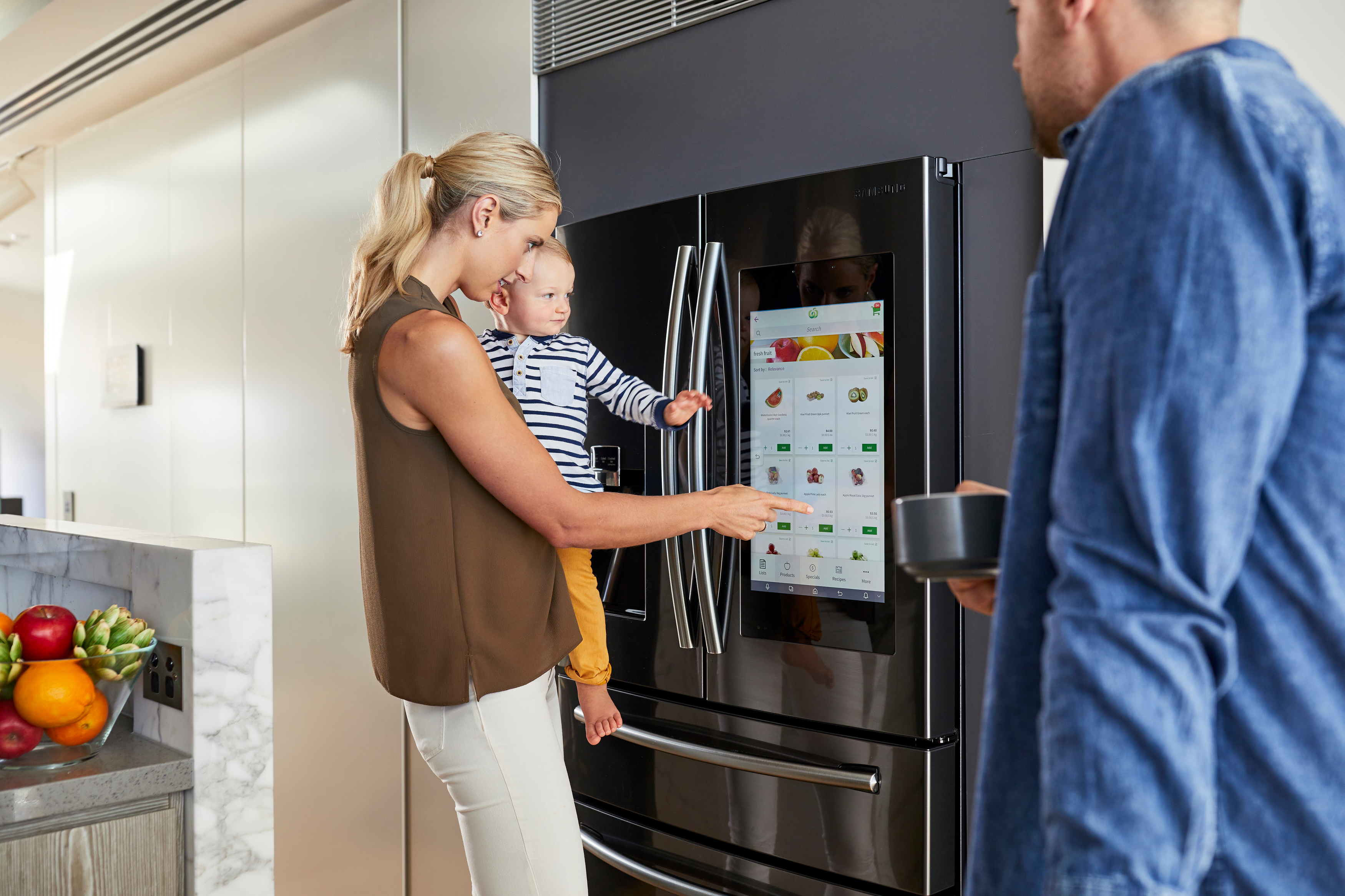 Как включить новый холодильник. Samsung Family Hub холодильник. Холодильник с телевизором. Мастер холодильников. Интерактивный холодильник.