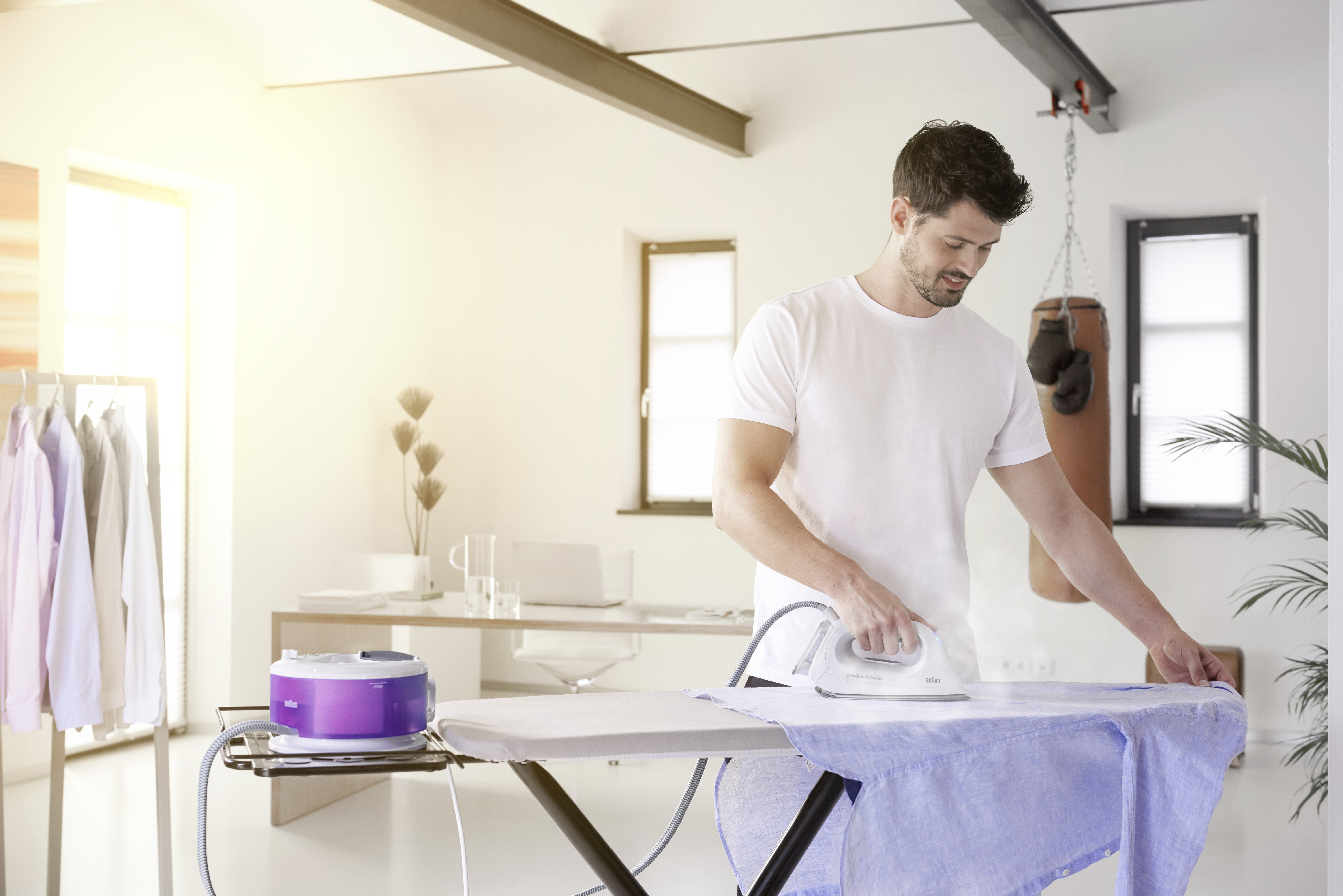 Хороший утюг для дома с отпаривателем. Парогенератор Braun is 2043 CARESTYLE. Гладильная система Braun is2043bl. Браун утюг с парогенератором. Парогенератор Браун вертикальное отпаривание.